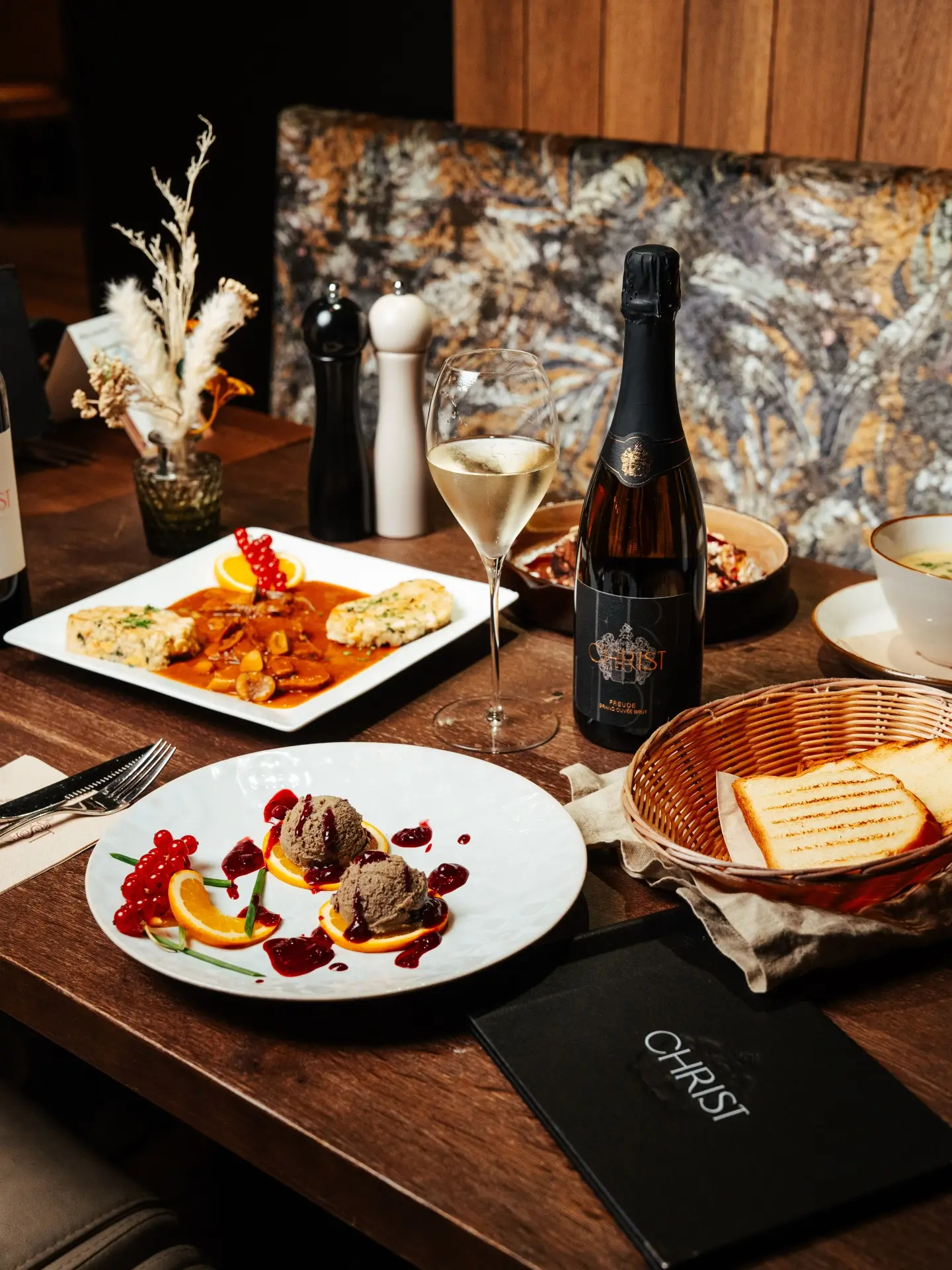 Gedeckter Tisch bei einem Hochzeitsessen in Wien im Weingut & Heuriger Christ