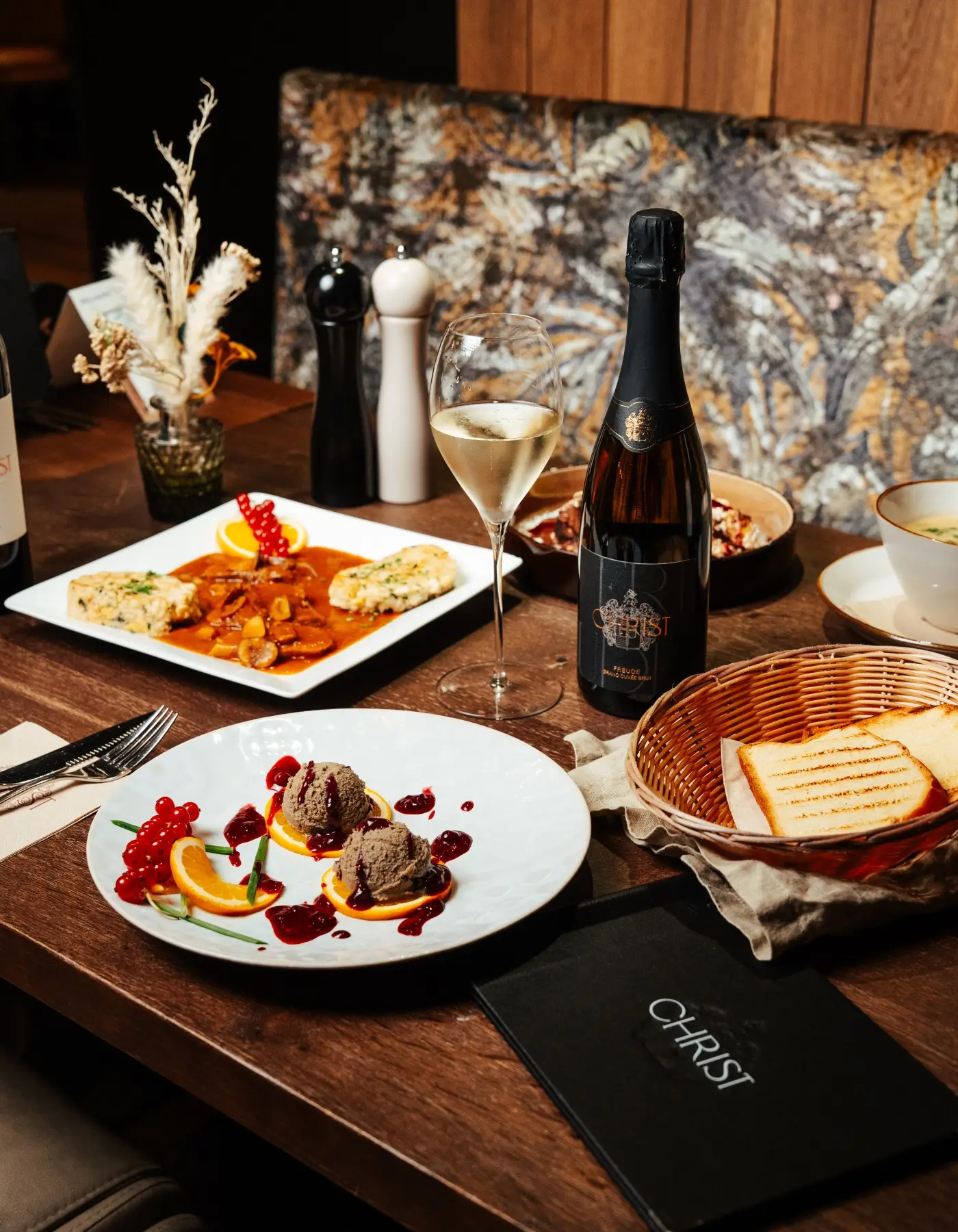 gedeckter Tisch beim Heuriger 1210 Wien Weingut Christ